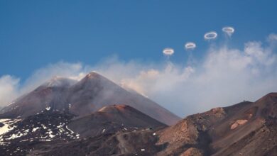 Volcán Etna enciende alertas en Italia, comienza a desprender anillos de humo alrededor del cráter