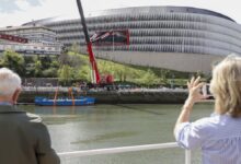 La gabarra del Athletic, en la ría de Bilbao junto al estadio de San Mamés.