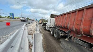 Accidente en Puerto Aventuras: Tráiler Caído del Puente Vehicular