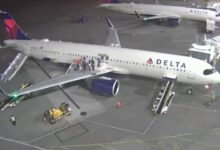 Avión de Delta Airlines se incendia al llegar al aeropuerto de Seattle