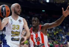 Nick Calathes, ante Moustapha Fall en el partido por el tercer puesto