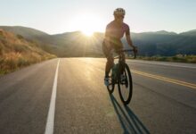 IMÁGENES FUERTES: muere ciclista tras rodar la calle en sentido contrario y ser arrollado por un automóvil