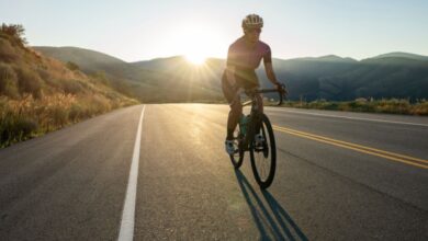 IMÁGENES FUERTES: muere ciclista tras rodar la calle en sentido contrario y ser arrollado por un automóvil