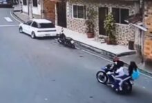 IMÁGENES PERTURBADORAS: familia sufre fatal accidente en moto