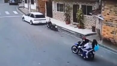 IMÁGENES PERTURBADORAS: familia sufre fatal accidente en moto