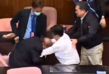 Legisladores de Taiwan y la oposición se golpean brutalmente por evitar aprobar una ley