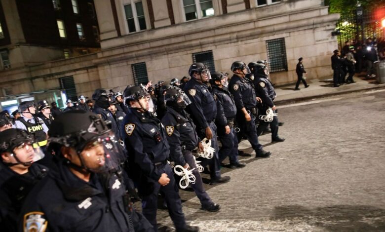 Policías entran a la Universidad de Columbia para dispersar a los manifestantes en pro de Palestina