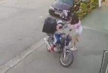 VIDEO INTENSO: Repartidor de comida intenta asaltar a una joven, lo golpean entre 4 vecinos