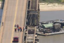 VIDEO: barco choca con puente y causa derrame petrolero en Texas