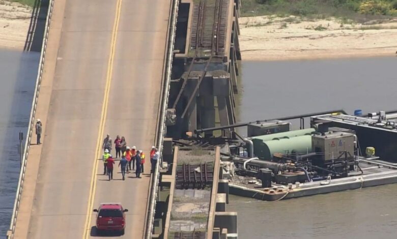 VIDEO: barco choca con puente y causa derrame petrolero en Texas