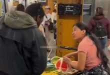 VIDEO: llevan el ambulantaje al Metro de Nueva York; la critican por lamer utensilio