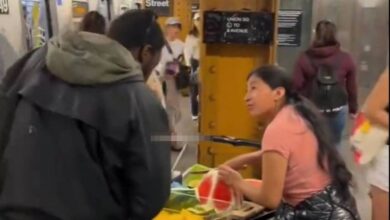 VIDEO: llevan el ambulantaje al Metro de Nueva York; la critican por lamer utensilio