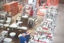 VIDEO: los últimos momentos de trabajadores y clientes de un supermercado; cayó un misil sobre ellos