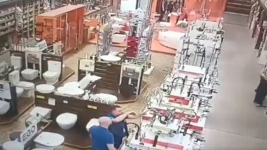 VIDEO: los últimos momentos de trabajadores y clientes de un supermercado; cayó un misil sobre ellos