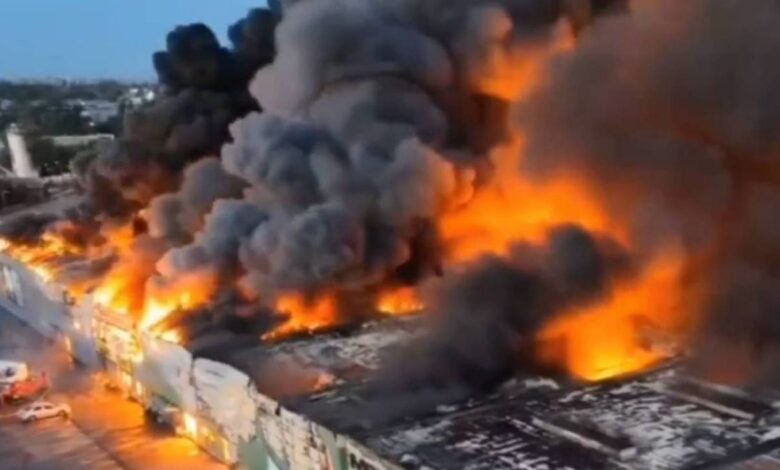 VIDEOS: feroz incendio arrasa con enorme centro comercial con más de mil locales