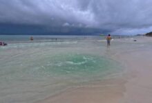 Afloran ojos de agua subterránea en playas de Solidaridad