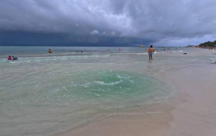 Afloran ojos de agua subterránea en playas de Solidaridad