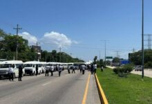 Bloquean taxistas bulevar de Playa del Carmen