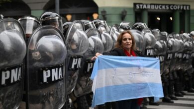 Bombas molotov, incendio de autos y piedras en enfrentamiento por debate de reformas de Milei