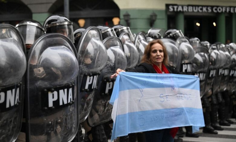 Bombas molotov, incendio de autos y piedras en enfrentamiento por debate de reformas de Milei