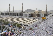 Fotografía de archivo en la que aparecen fieles musulmanes mientras rezan en los alrededores de la mezquita de Namrah, en Arafat durante su peregrinaje a La Meca, cerca de la ciudad santa, en Arabia Saudí.