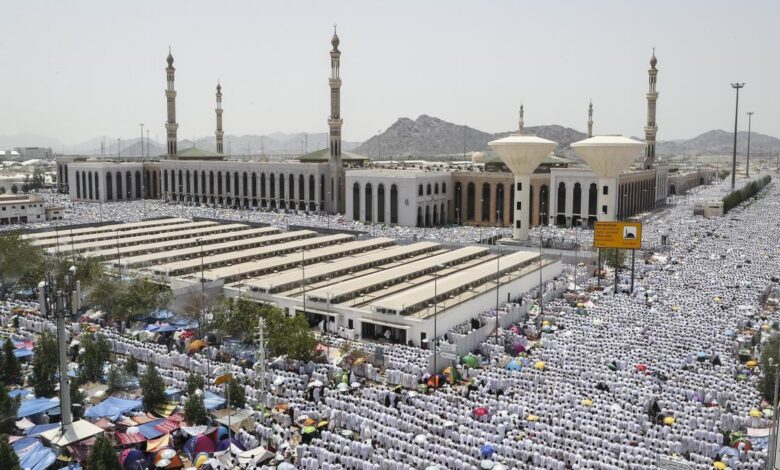 Fotografía de archivo en la que aparecen fieles musulmanes mientras rezan en los alrededores de la mezquita de Namrah, en Arafat durante su peregrinaje a La Meca, cerca de la ciudad santa, en Arabia Saudí.