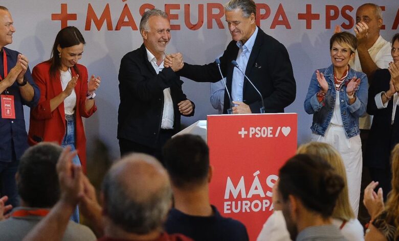 El secretario general del PSOE, Ángel Víctor Torres, celebra los resultados electorales con el eurodiputado electo, Juan Fernando López Aguilar.