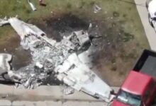 IMÁGENES FUERTES: avión se estrella en el patio delantero de una casa, vecinos rescatan a las víctimas