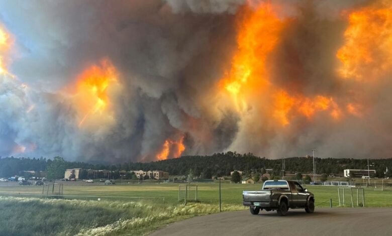 IMÁGENES FUERTES: evacúan a más de 8 mil personas por incendio forestal