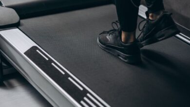 IMÁGENES FUERTES: mujer pierde equilibrio en cinta corredora y es lanzada por una ventada de un gimnasio