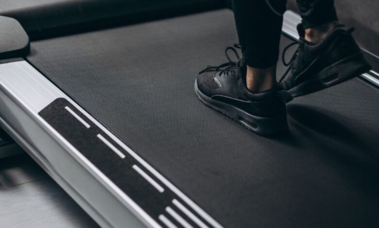 IMÁGENES FUERTES: mujer pierde equilibrio en cinta corredora y es lanzada por una ventada de un gimnasio