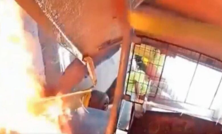 IMÁGENES FUERTES: piloto vuelca en plena carrera y queda atrapado en el auto incendiado