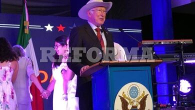 Ofrece Ken Salazar trabajar para contener armas