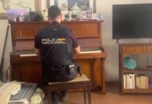 Policía calma a abuelita tocando el piano