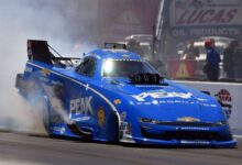 Se incendia el auto del piloto John Force en las nacionales de Virginia