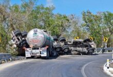 Se vuelca pipa a la entrada del aeropuerto de Cancún