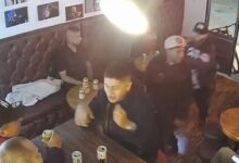 Sicario entra a un bar y ejecuta a sujeto frente a sus amigos | VIDEO