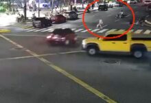 VIDEO: automovilista a exceso de velocidad se pasa el semáforo rojo y arrolla a 2 personas