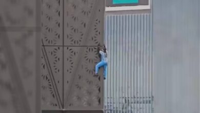 VIDEO: hombre causa tensión al escalar sin protección un enorme edificio, ¿sobrevivió?