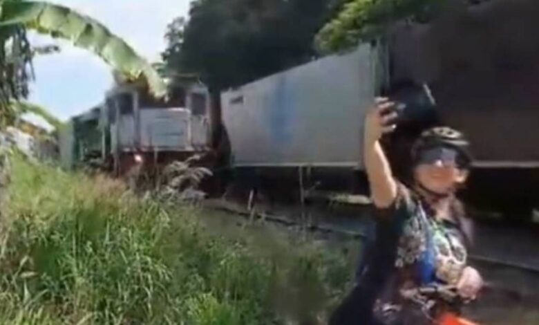 VIDEO: otro intento de selfie en un tren termina en tragedia con la muerte de una ciclista