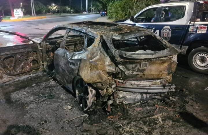 Vehículo Incendiado tras Accidente en la Zona Hotelera de Cancún