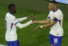 Dembélé y Mbappé se felicitan tras el autogol de Wöber en el Austria-Francia.