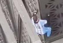 "¡Lo agarré!”: así fue capturado el "Hombre Araña" polaco que se quedó a 3 pisos de llegar a la cima | VIDEO