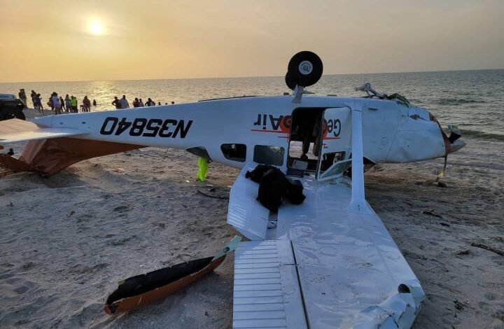 Avioneta se apaga en pleno vuelo y aterriza de cabeza en playas de Campeche