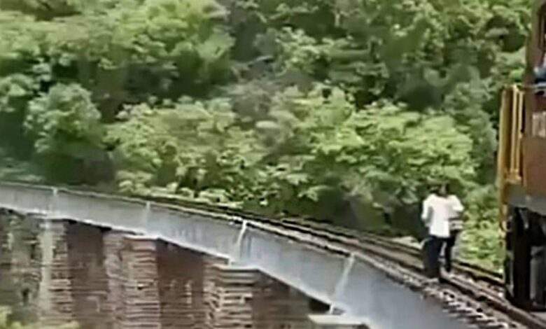 IMÁGENES FUERTES: pareja salta de puente para no ser arrollados por un TREN, tomaban fotos de su boda