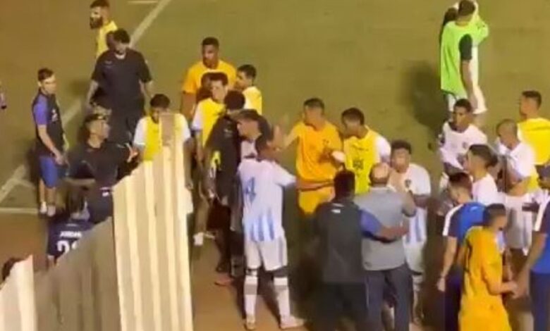 IMÁGENES IMPACTANTES: Policía dispara a jugador en pleno partido de futbol