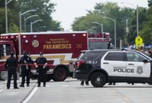 Agentes de policía cerca del lugar donde se ha producido el tiroteo policial, cercano al recinto donde se celebra la Convención Nacional Republicana en Milwaukee.