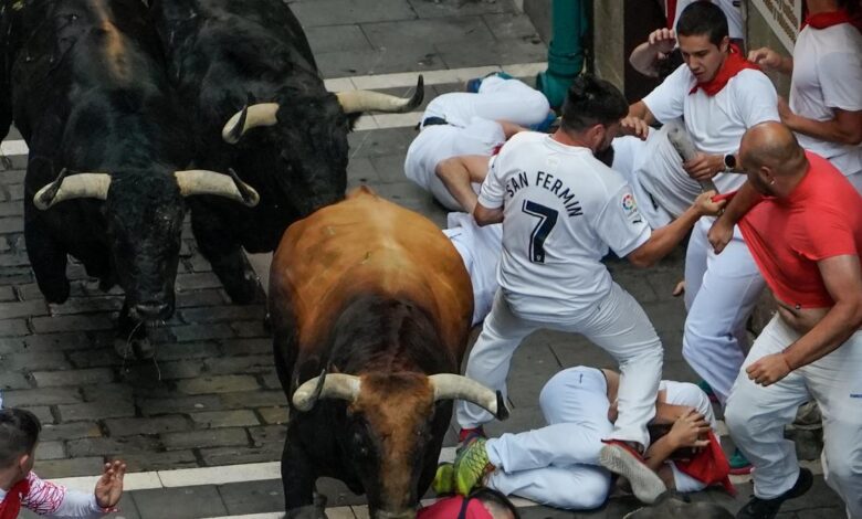 Los toros de la ganadería de Fuente Ymbro a su paso por la calle de la Estafeta en el cuarto encierro de los Sanfermines.