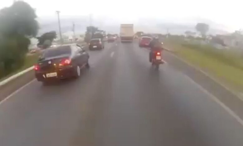 Motociclista es impactado y derribado por una llanta mientras conducía: VIDEO