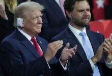 Reaparece Donald Trump, entre aplausos y un parche en su oreja en la Convención Nacional Republicana